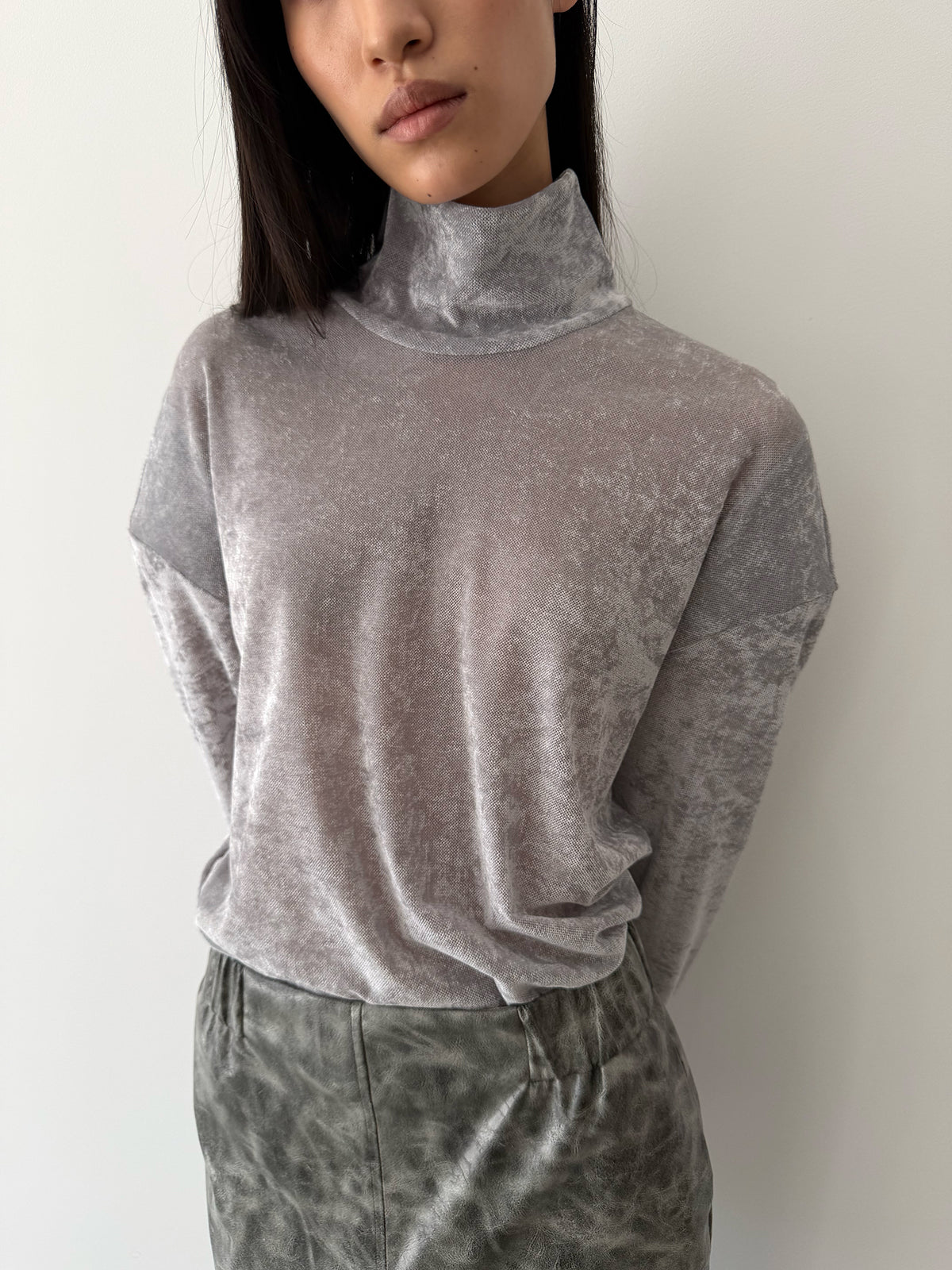 AURORA TURTLENECK TOP - SILVER GRAY