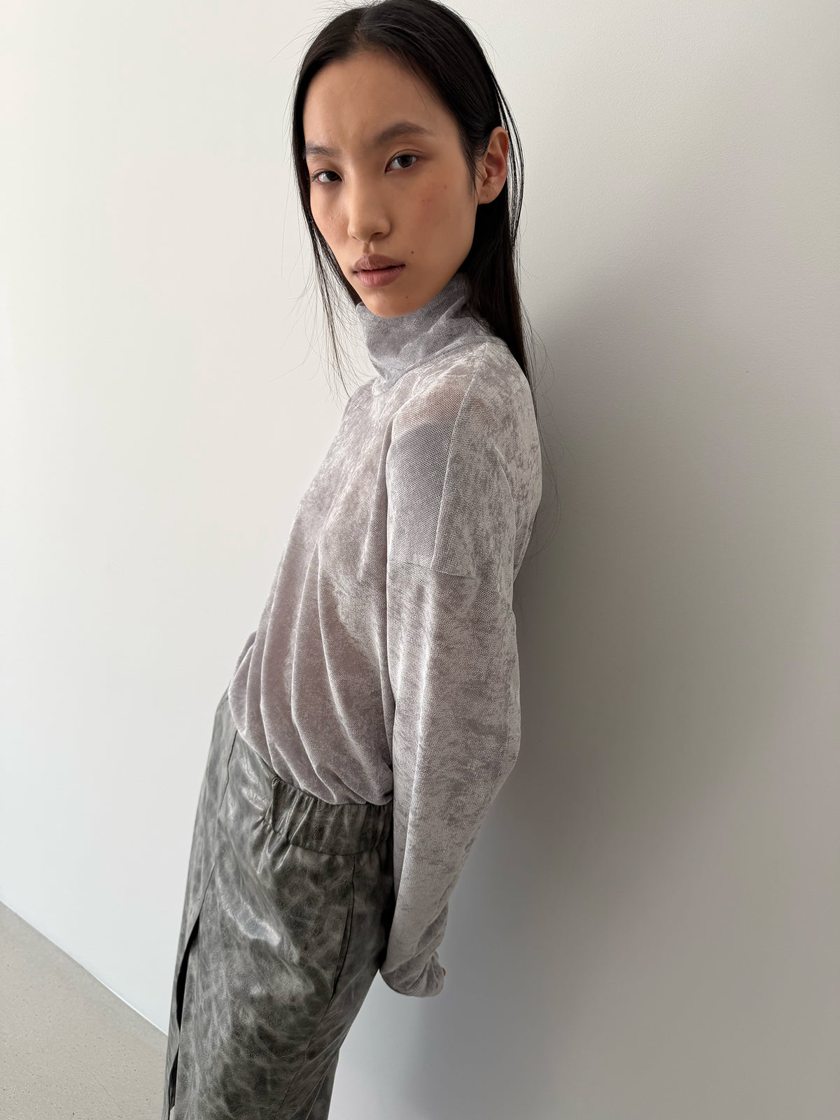 AURORA TURTLENECK TOP - SILVER GRAY