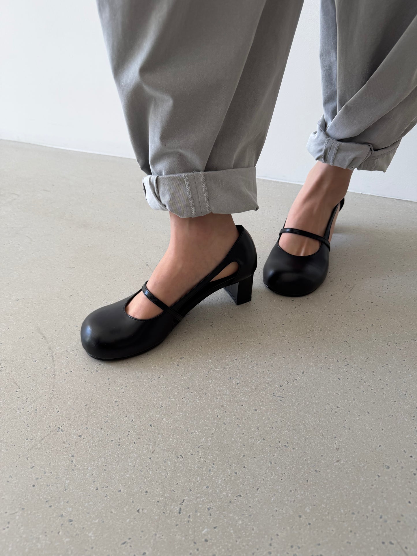 TWIGGY ROUND TOE PUMPS - BLACK