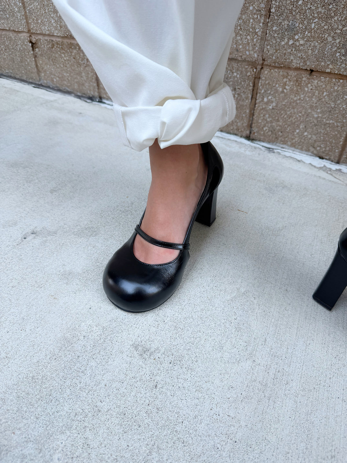 TWIGGY ROUND TOE PUMPS - BLACK